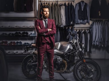Vintage Kırmızı giyinmiş şık sakal ve saç yakışıklı adam retro poz takım elbise spor motosiklet Erkek Giyim Mağazası,.