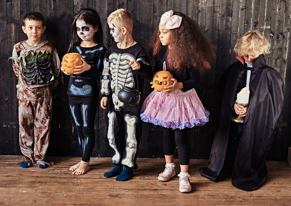 Grupo de niños disfrazados durante la fiesta de Halloween en una casa vieja . —  Fotos de Stock