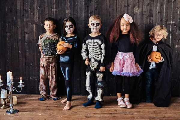 Gyerekek-ban viseletek, Halloween party, egy régi ház alatt csoportja. — Stock Fotó