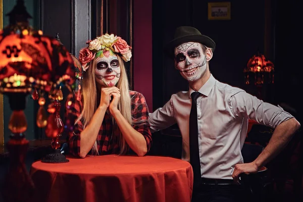 Joven pareja atractiva con maquillaje no muerto durante las citas en un restaurante mexicano . —  Fotos de Stock