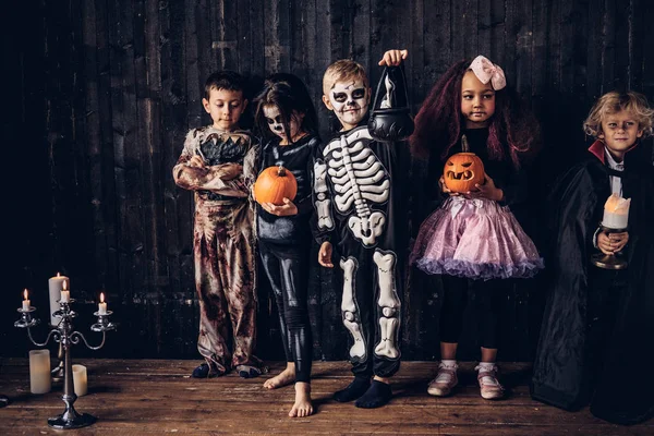 Grupo de niños disfrazados durante la fiesta de Halloween en una casa vieja . — Foto de Stock