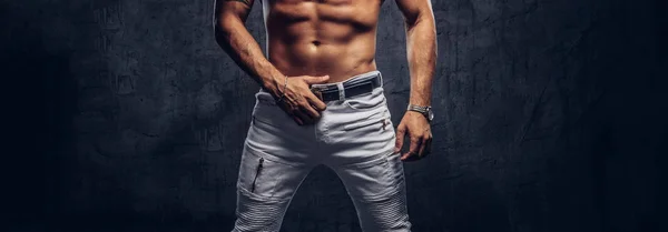 Foto recortada de un hombre deportivo con cuerpo muscular en jeans posando en estudio . —  Fotos de Stock