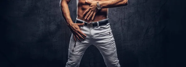 Foto recortada de un hombre deportivo con cuerpo muscular en jeans posando en estudio . — Foto de Stock