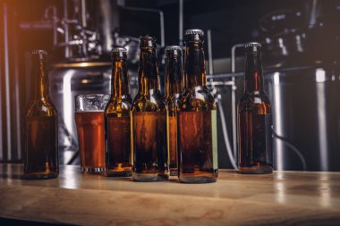 Şişe ve bardak zanaat bira indie bira de ahşap bar sayaçta.