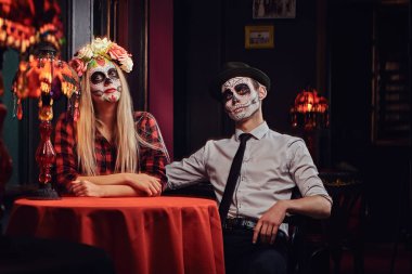 Meksika restoranında kalma sırasında undead makyaj ile genç çekici çift.