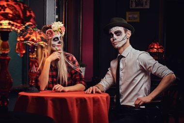 Meksika restoranında kalma sırasında undead makyaj ile genç çekici çift.