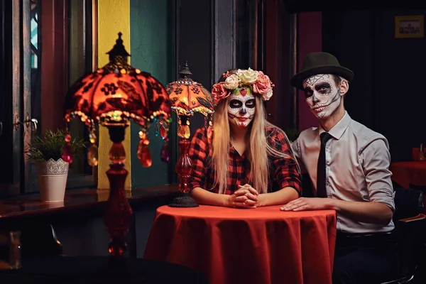 Joven pareja atractiva con maquillaje no muerto durante las citas en un restaurante mexicano . —  Fotos de Stock