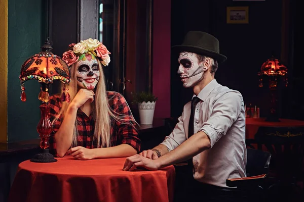 Pareja Joven Feliz Con Maquillaje Muerto Durante Las Citas Restaurante — Foto de Stock