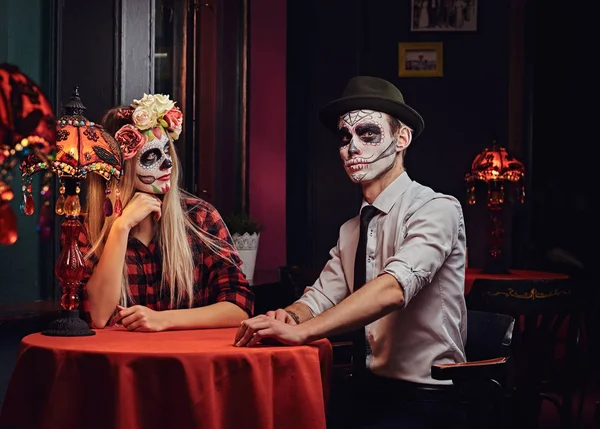 Joven pareja atractiva con maquillaje no muerto durante las citas en un restaurante mexicano . —  Fotos de Stock