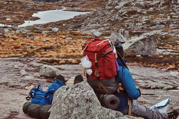 Fermata dei turisti mentre viaggiano sulle montagne della Norvegia . — Foto Stock