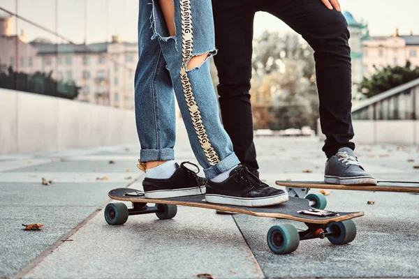 Concetto di tempo libero e sport - foto ravvicinata di una coppia di adolescenti vestiti alla moda con skateboard in strada . — Foto Stock