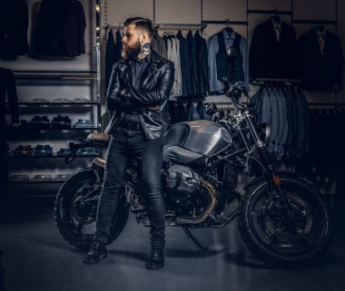 Retro yakınındaki çapraz kolları olan vahşi erkek giymiş siyah ceket poz motosiklet Erkek Giyim Mağazası, spor.