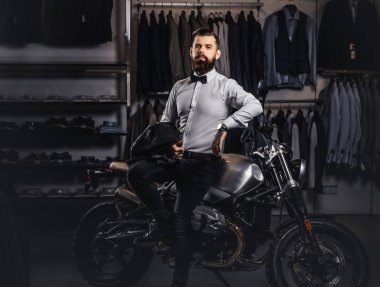 Retro poz şık sakal tutar siyah deri ceket ile zarif giyimli dövmeli erkek motosiklet Erkek Giyim Mağazası, spor.