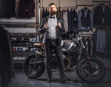 Siyah deri ceket ve kravat giyinmiş şık dövmeli sakallı adam ile retro poz motosiklet Erkek Giyim Mağazası, spor.