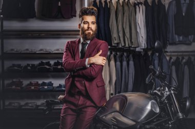 Vintage Kırmızı giyinmiş şık sakal ve saç yakışıklı adam retro poz takım elbise spor motosiklet Erkek Giyim Mağazası,.