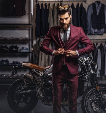 Vintage Kırmızı giyinmiş şık sakal ve saç yakışıklı adam retro poz takım elbise spor motosiklet Erkek Giyim Mağazası,.