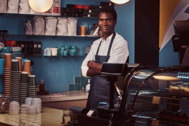 Yakışıklı bir Afrika barista trendy coffee shop kontuarında portresi.
