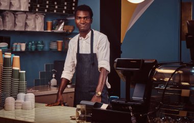 Yakışıklı bir Afrika barista trendy coffee shop kontuarında portresi.