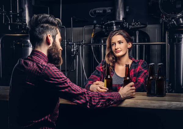 Bärtiger Mann und seine Freundin genießen Craft Beer beim Dating in einer Indie-Brauerei. — Stockfoto