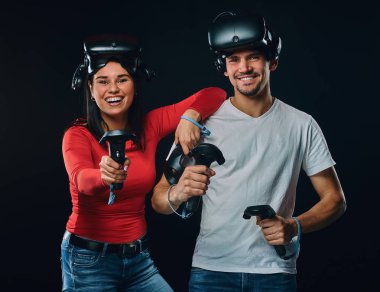 Oyun denetleyicileri ve Vr kulaklıklar ile mutlu çift.