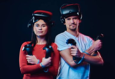 Genç çift Vr kulaklıklar ve denetleyiciler ile.