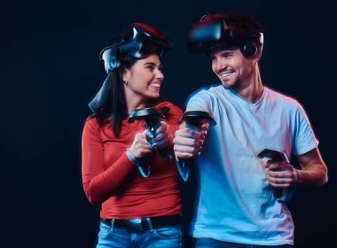 Oyun denetleyicileri ve Vr kulaklıklar ile mutlu çift.