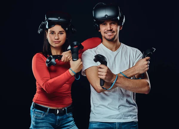 Feliz Par Jugadores Con Controladores Auriculares Aislado Sobre Fondo Oscuro — Foto de Stock