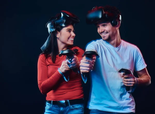 Gelukkige paar van gamers met domeincontrollers en Vr hoofdtelefoons. — Stockfoto