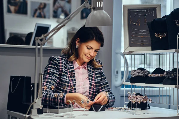 Mujer vendedor paquetes preciosos pendientes en una caja para su cliente en una joyería de lujo . —  Fotos de Stock