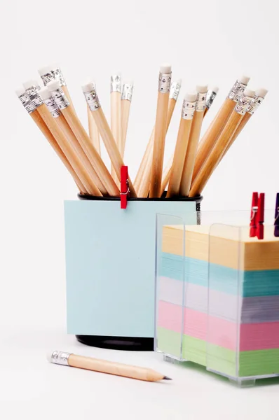 Gruppe von Bleistiften und Notizpapieren, isoliert auf weißem Hintergrund. — Stockfoto