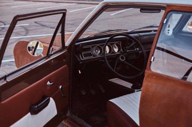 Geri yüklenen bir retro araba kapıyı açtı.