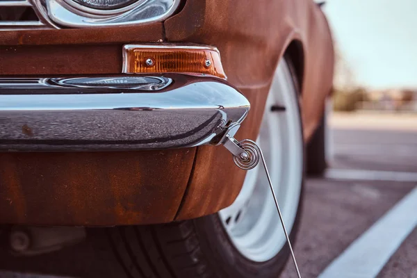 Vista frontal recortada de un coche retro restaurado . — Foto de Stock