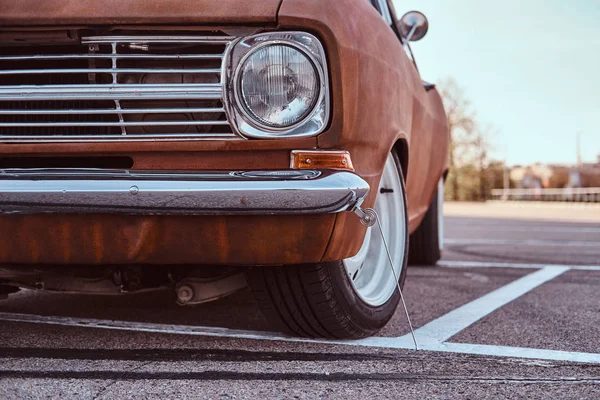 Vista frontal cortada de um carro retro restaurado . — Fotografia de Stock