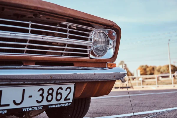 Vista frontal recortada de un coche retro restaurado . — Foto de Stock