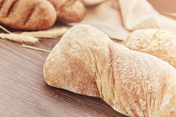 Delicious freshly bakery products on wooden background. — Stock Photo, Image