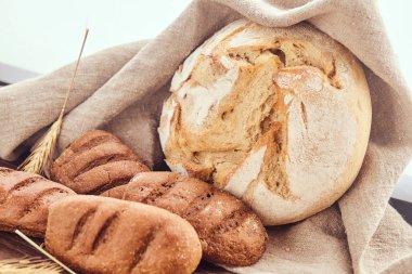 Lezzetli taze ekmek yapım ürünleri ahşap arka plan üzerinde.