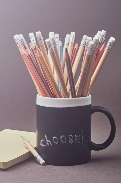 Foto de close-up de um grupo de lápis multicoloridos em caneca preta . — Fotografia de Stock