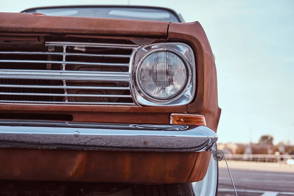 Abgeschnittene Frontansicht eines restaurierten Retro-Autos. — Stockfoto
