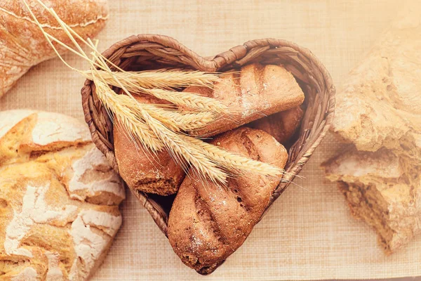 Productos de panadería recién horneados y espiguillas en tela en casa . —  Fotos de Stock