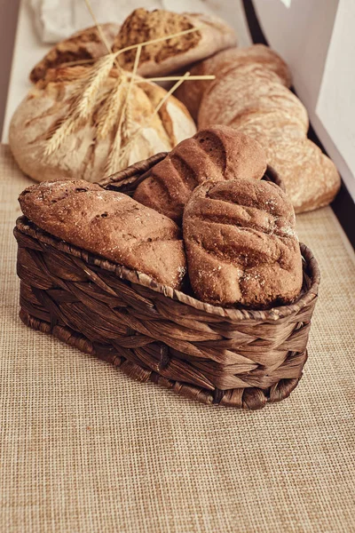 Productos de panadería recién horneados y espiguillas en tela en casa . —  Fotos de Stock