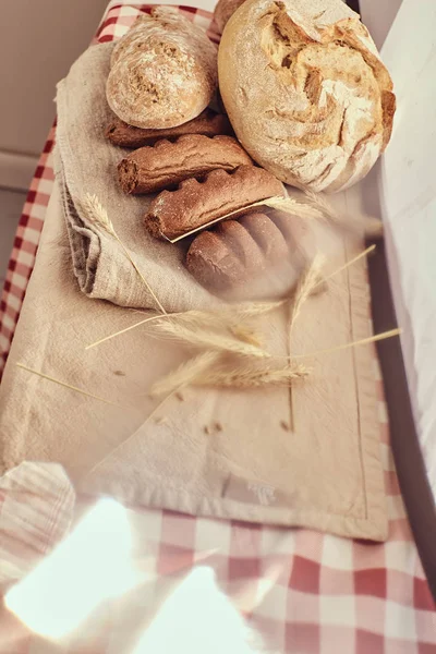 Yakın çekim fotoğraf taze pişmiş ekmek ürünleri. — Stok fotoğraf