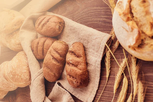 Foto de cerca de productos de pan recién horneados . —  Fotos de Stock