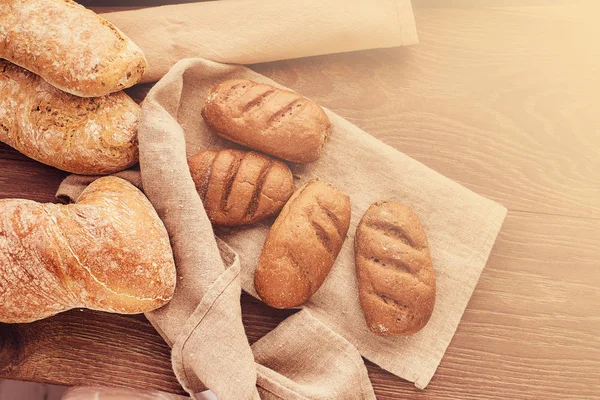 Foto da vicino dei prodotti del pane appena sfornati . — Foto Stock