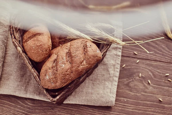 Pães frescos quentes em uma cesta em forma de coração . — Fotografia de Stock