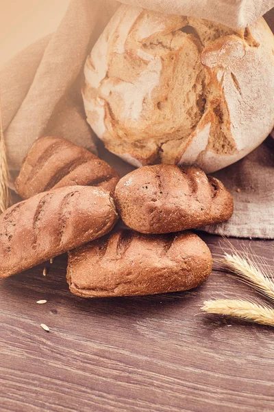 लाकडी पार्श्वभूमीवर स्वादिष्ट ताजे बेकरी उत्पादने . — स्टॉक फोटो, इमेज