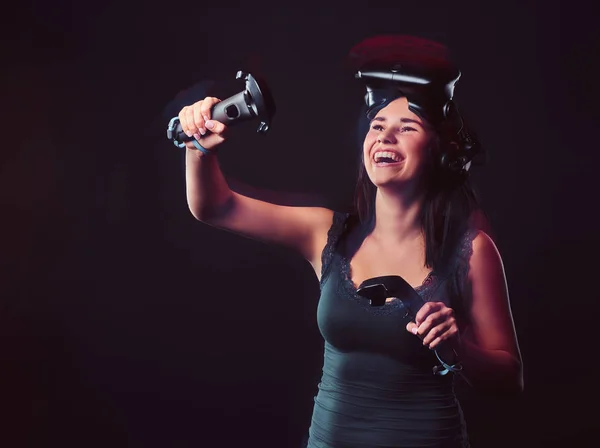 美しい若い女性が仮想現実のヘッドセットと保持しているジョイスティックを着てポーズ ar カメラ. — ストック写真