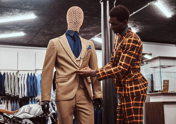 时尚的非洲裔美国人身着时髦优雅的西装 在经典男装店工作 — 图库照片