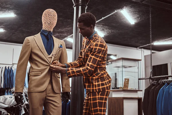 Afroamerikansk man klädd i trendiga elegant kostym, arbetar på klassiska herrkläder butik. — Stockfoto