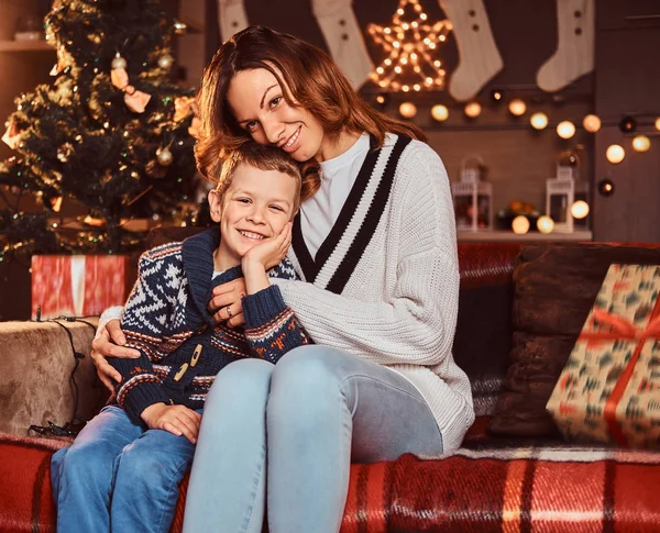 Mutlu Bir Aile Sevimli Küçük Oğlu Noel Zamanı Sırasında Bir — Stok fotoğraf