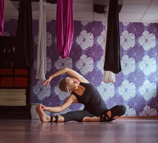 Joven mujer deportiva practicando yoga en casa . —  Fotos de Stock